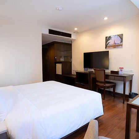 Journeyhub Sukhumvit 26, Bangkok - Formerly St James Hotel Dış mekan fotoğraf