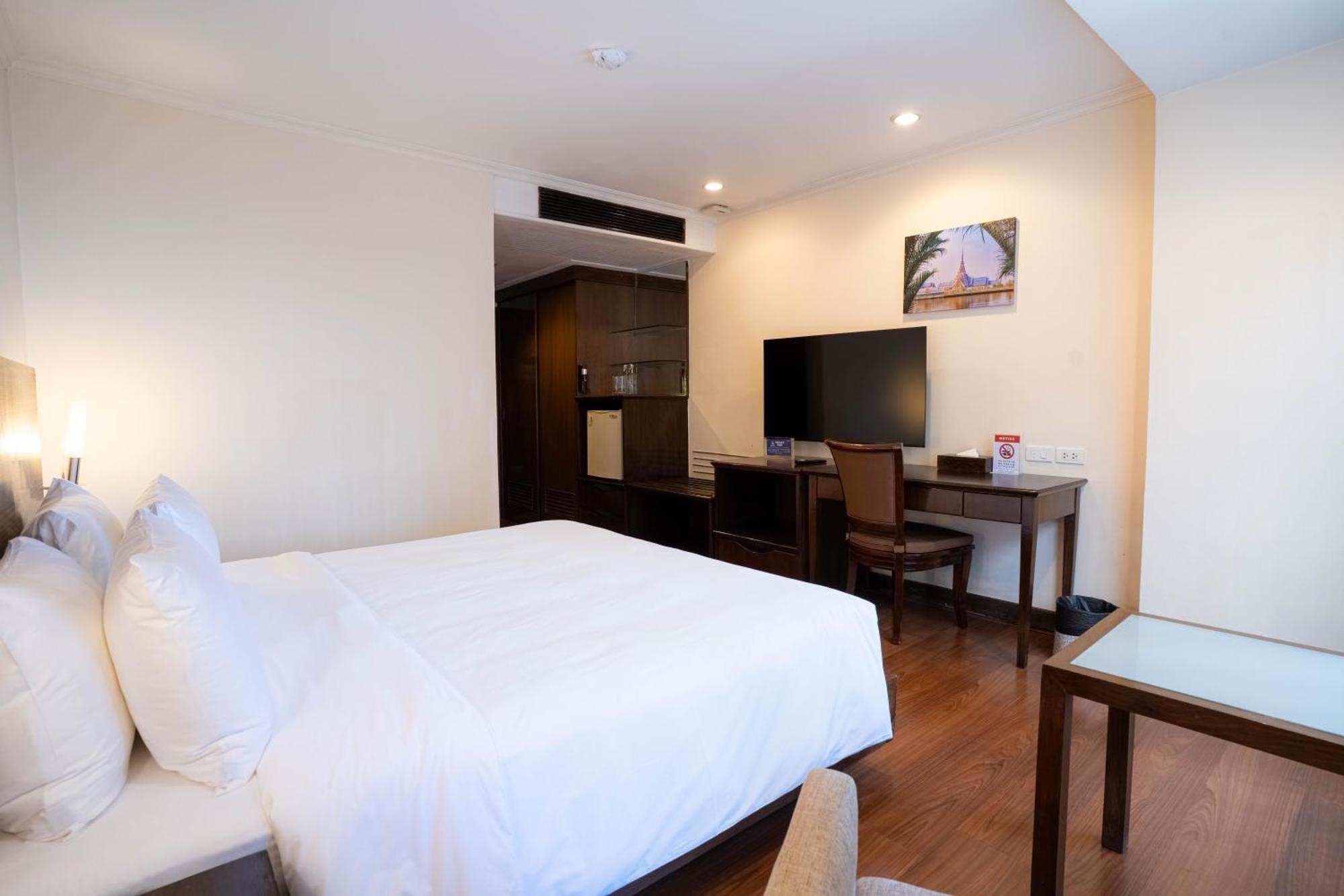Journeyhub Sukhumvit 26, Bangkok - Formerly St James Hotel Dış mekan fotoğraf