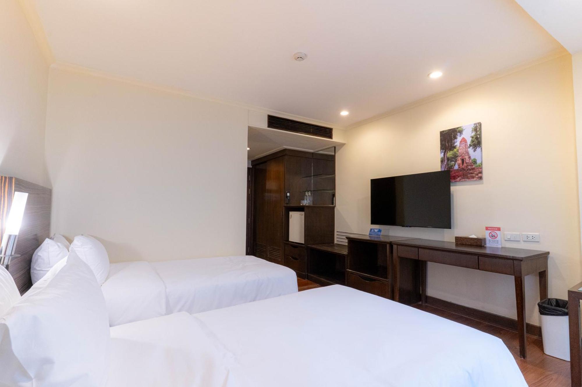 Journeyhub Sukhumvit 26, Bangkok - Formerly St James Hotel Dış mekan fotoğraf