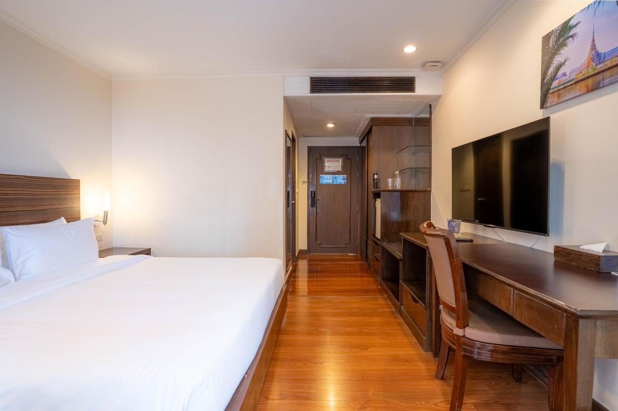 Journeyhub Sukhumvit 26, Bangkok - Formerly St James Hotel Dış mekan fotoğraf