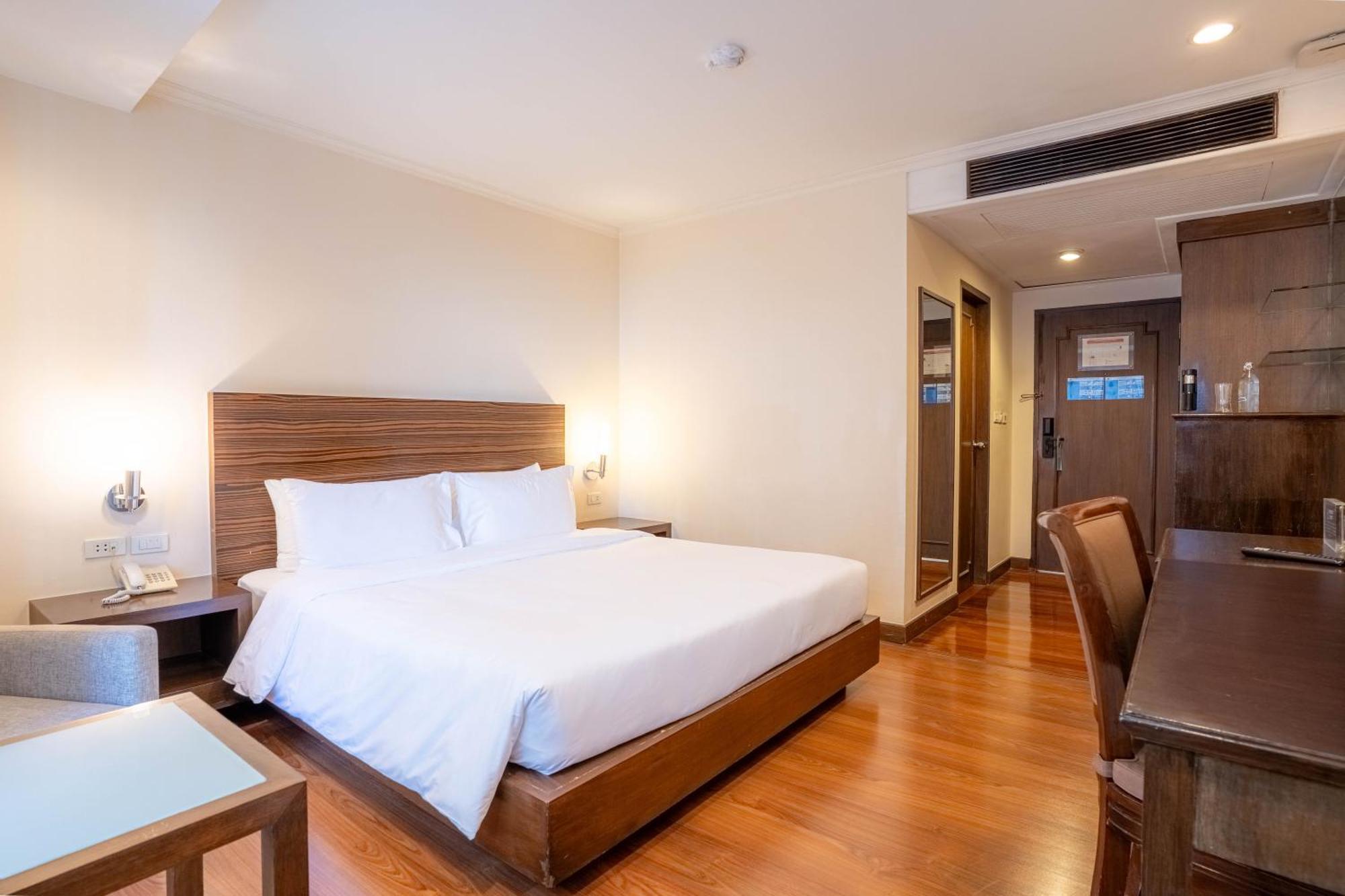Journeyhub Sukhumvit 26, Bangkok - Formerly St James Hotel Dış mekan fotoğraf
