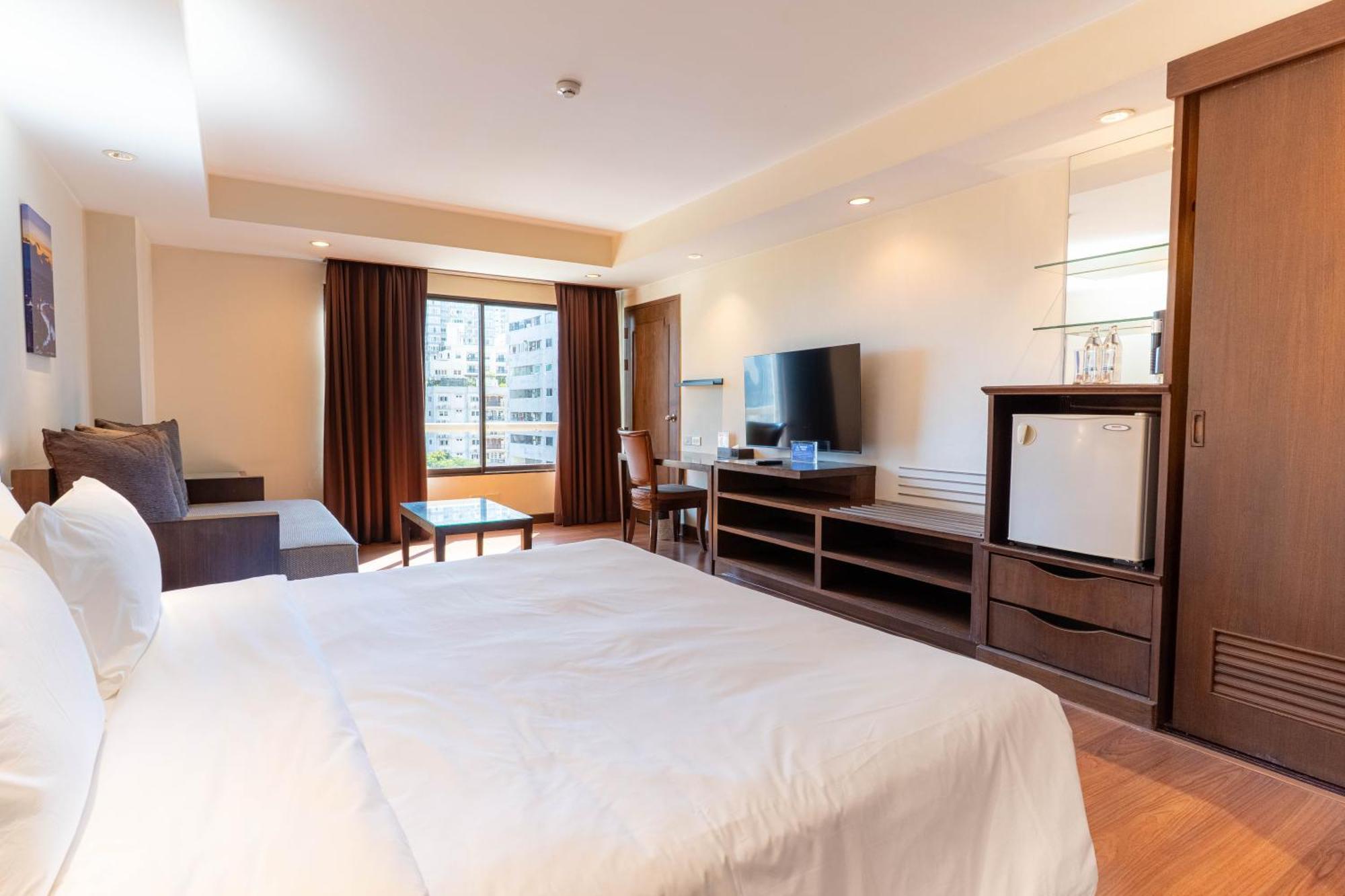 Journeyhub Sukhumvit 26, Bangkok - Formerly St James Hotel Dış mekan fotoğraf