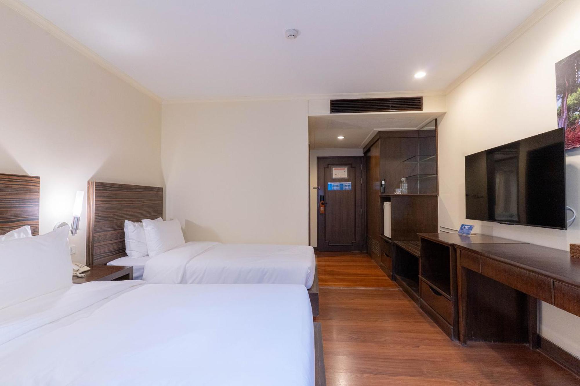 Journeyhub Sukhumvit 26, Bangkok - Formerly St James Hotel Dış mekan fotoğraf