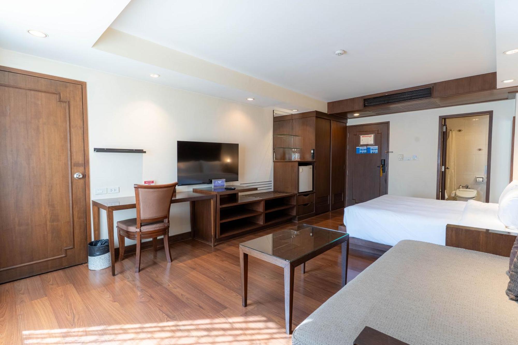 Journeyhub Sukhumvit 26, Bangkok - Formerly St James Hotel Dış mekan fotoğraf