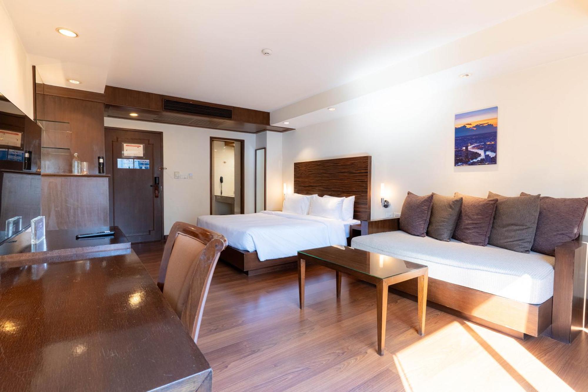 Journeyhub Sukhumvit 26, Bangkok - Formerly St James Hotel Dış mekan fotoğraf