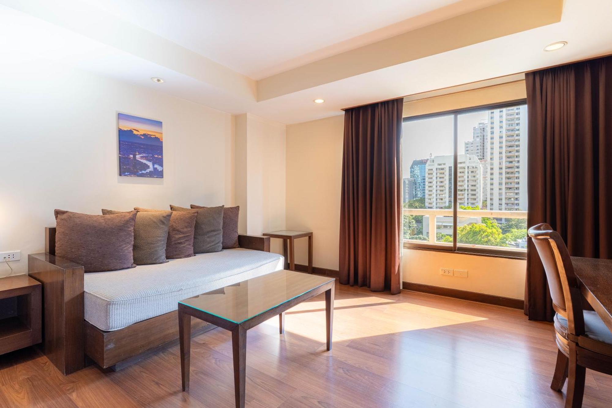 Journeyhub Sukhumvit 26, Bangkok - Formerly St James Hotel Dış mekan fotoğraf