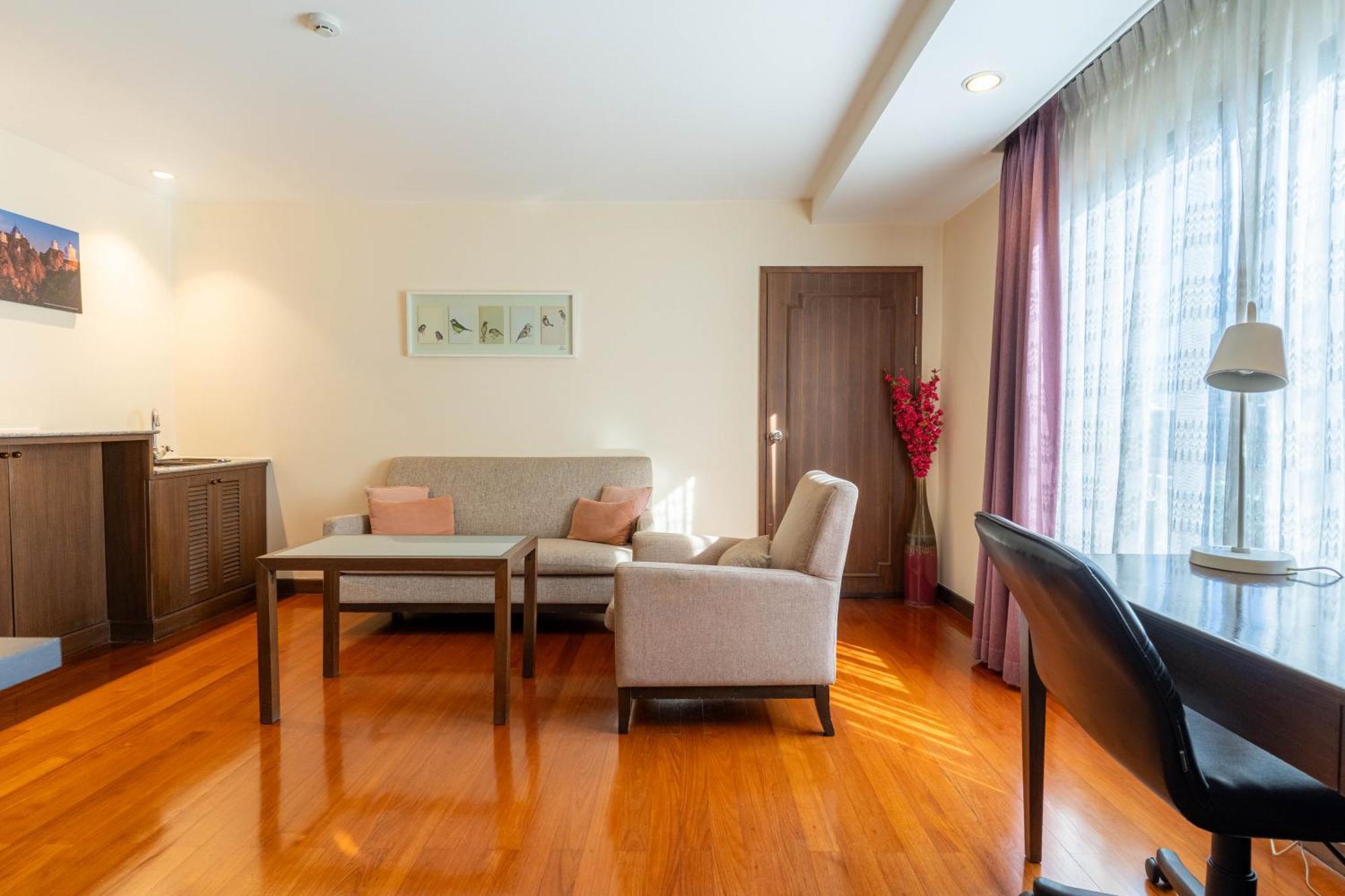 Journeyhub Sukhumvit 26, Bangkok - Formerly St James Hotel Dış mekan fotoğraf