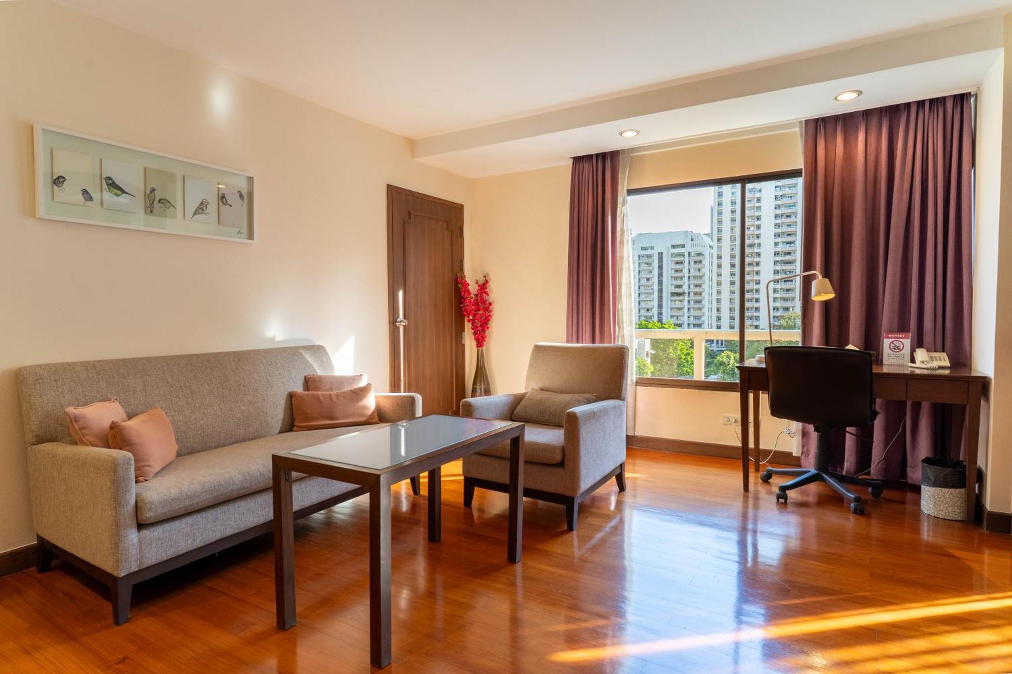 Journeyhub Sukhumvit 26, Bangkok - Formerly St James Hotel Dış mekan fotoğraf