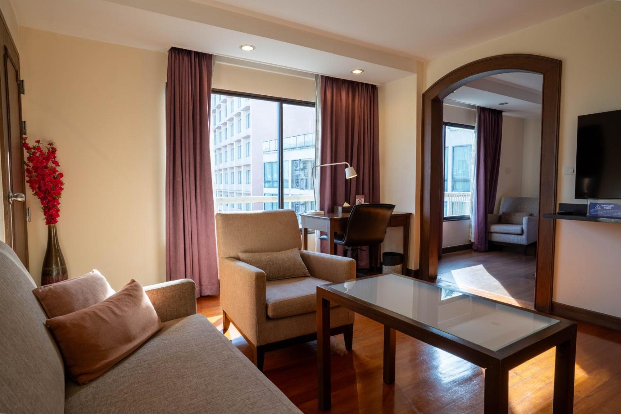 Journeyhub Sukhumvit 26, Bangkok - Formerly St James Hotel Dış mekan fotoğraf