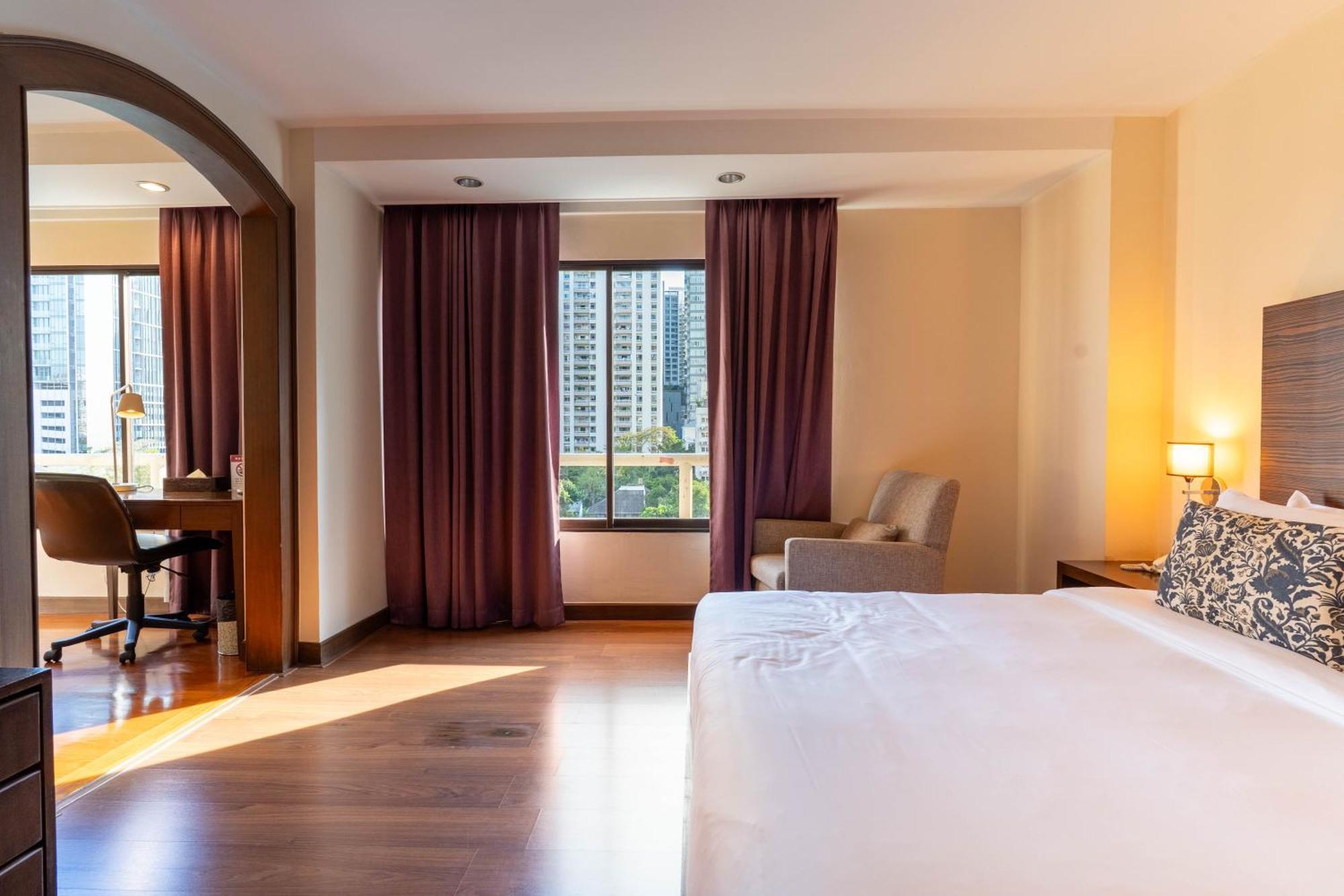 Journeyhub Sukhumvit 26, Bangkok - Formerly St James Hotel Dış mekan fotoğraf