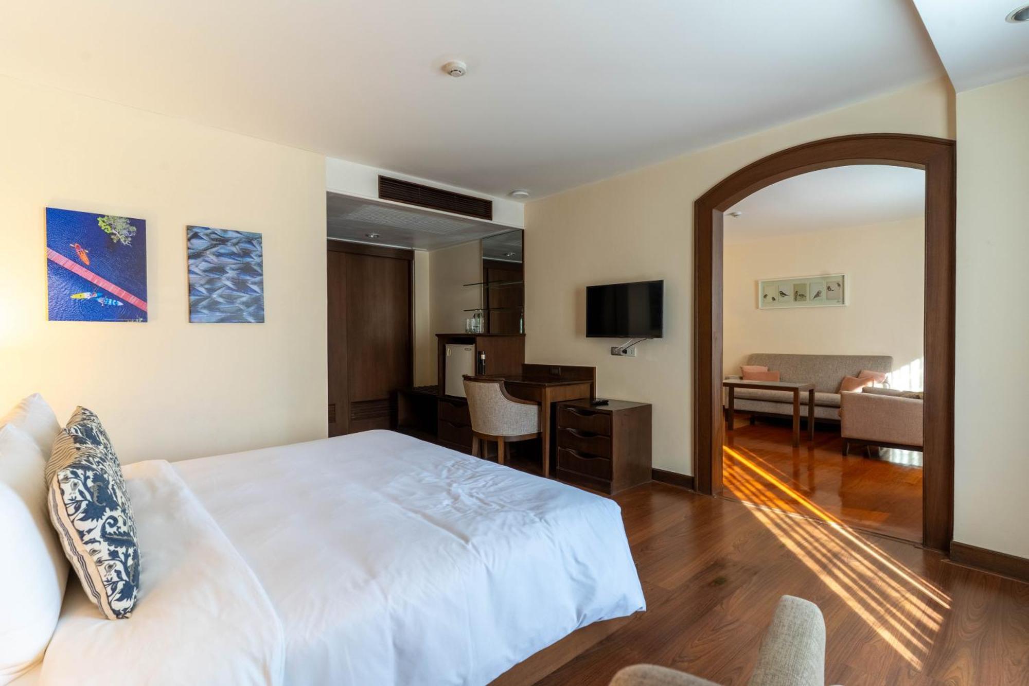 Journeyhub Sukhumvit 26, Bangkok - Formerly St James Hotel Dış mekan fotoğraf