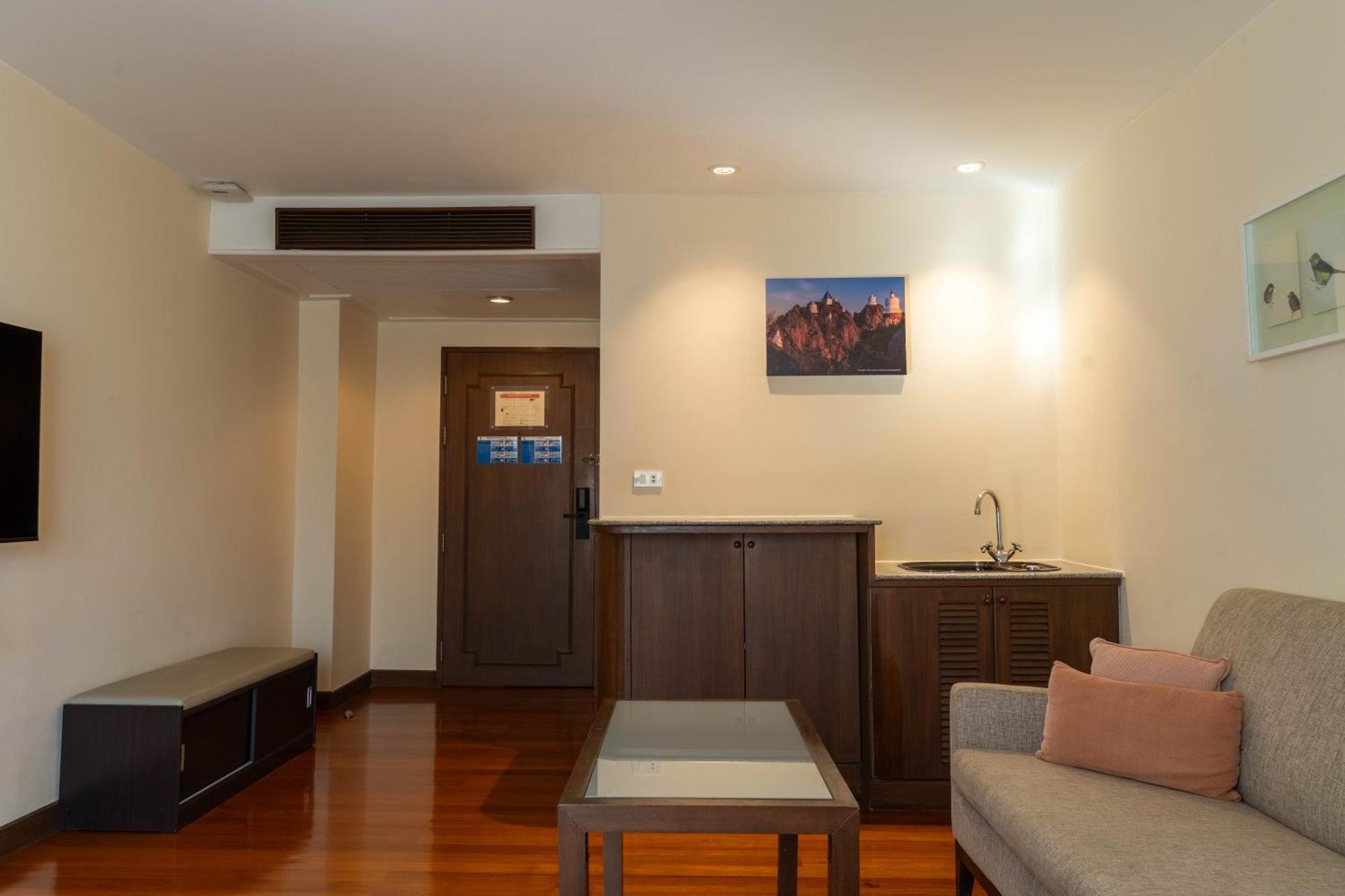 Journeyhub Sukhumvit 26, Bangkok - Formerly St James Hotel Dış mekan fotoğraf