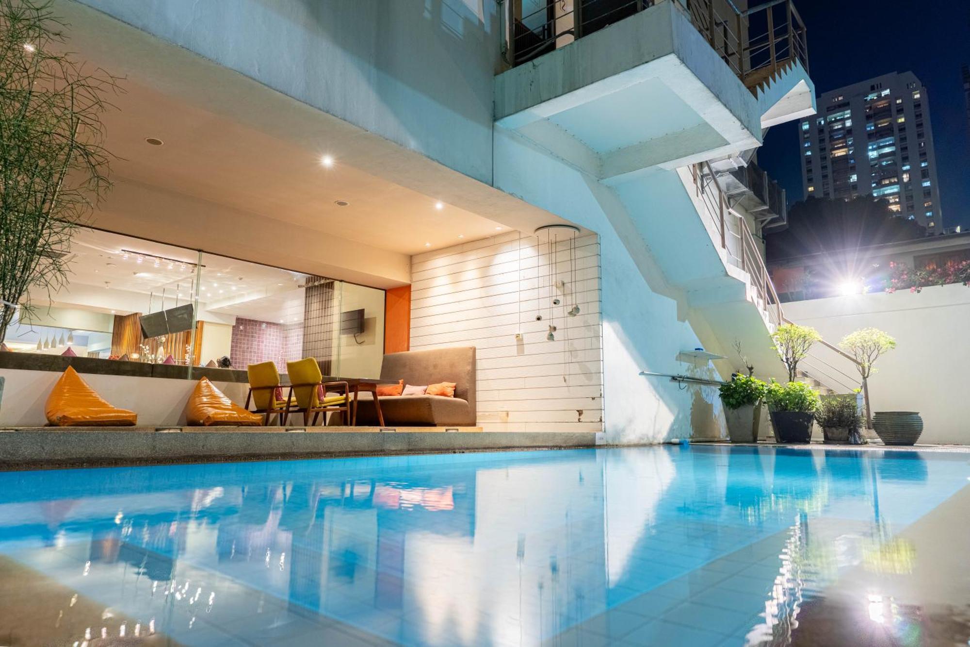Journeyhub Sukhumvit 26, Bangkok - Formerly St James Hotel Dış mekan fotoğraf