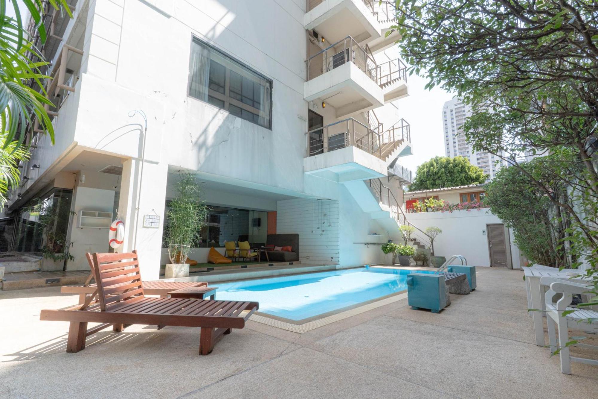 Journeyhub Sukhumvit 26, Bangkok - Formerly St James Hotel Dış mekan fotoğraf