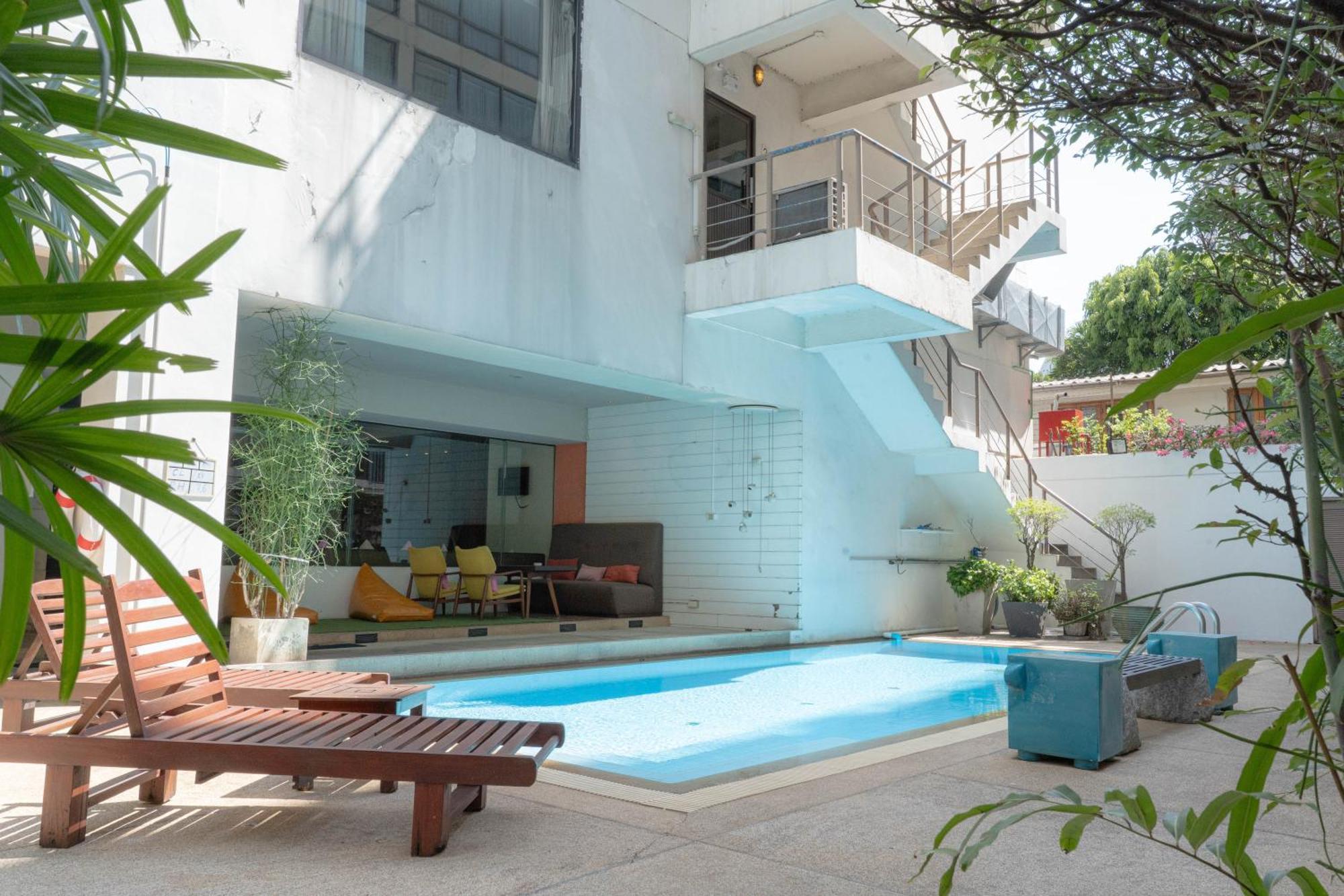 Journeyhub Sukhumvit 26, Bangkok - Formerly St James Hotel Dış mekan fotoğraf