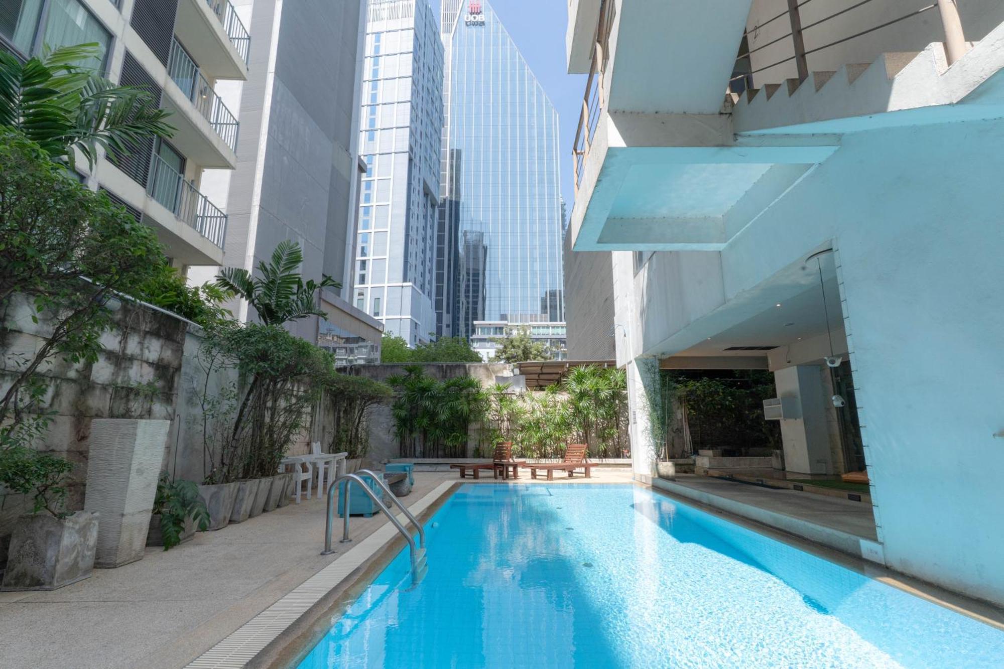 Journeyhub Sukhumvit 26, Bangkok - Formerly St James Hotel Dış mekan fotoğraf