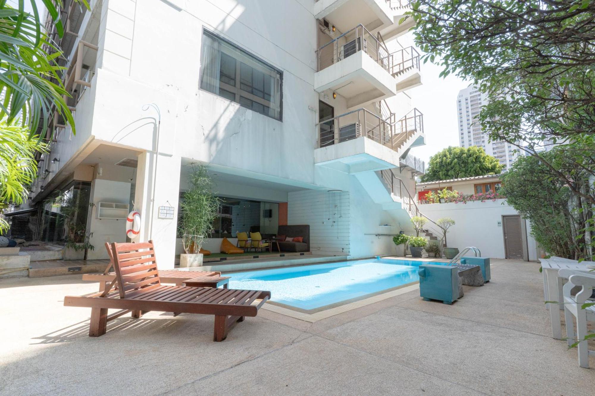 Journeyhub Sukhumvit 26, Bangkok - Formerly St James Hotel Dış mekan fotoğraf