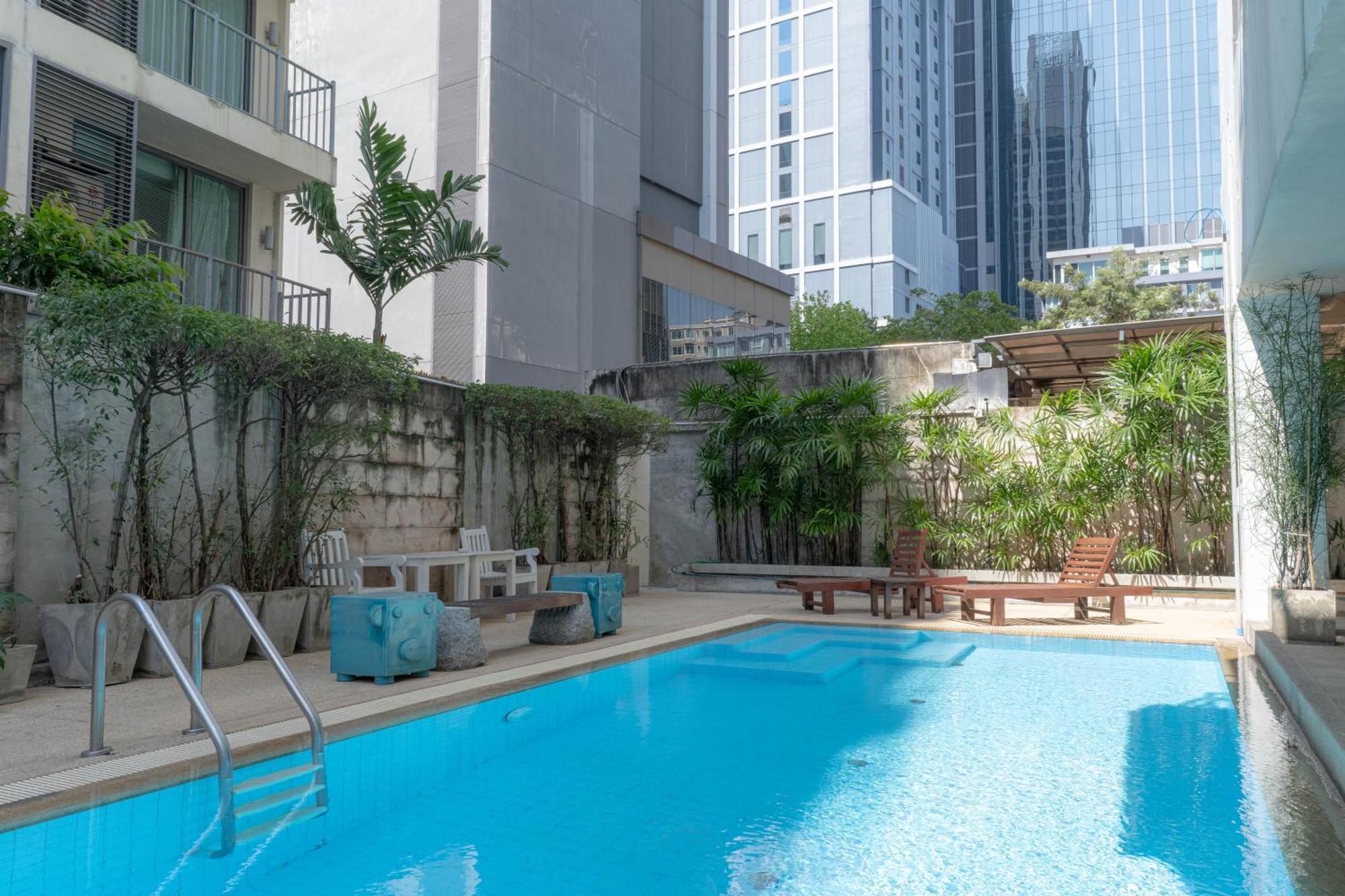 Journeyhub Sukhumvit 26, Bangkok - Formerly St James Hotel Dış mekan fotoğraf