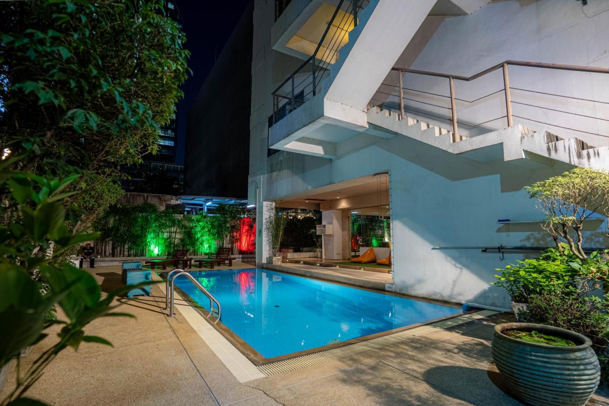 Journeyhub Sukhumvit 26, Bangkok - Formerly St James Hotel Dış mekan fotoğraf