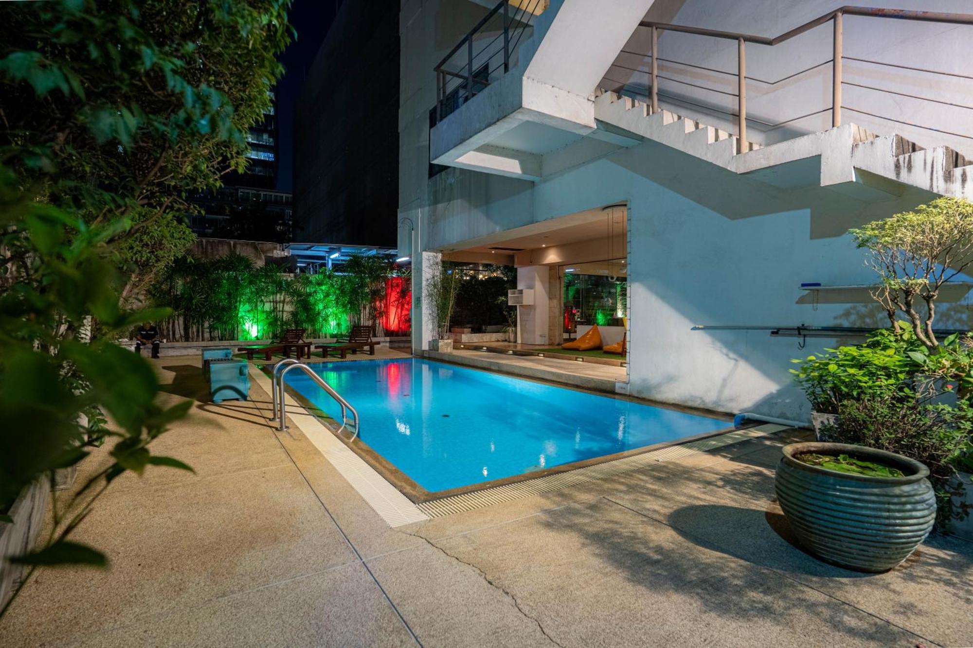 Journeyhub Sukhumvit 26, Bangkok - Formerly St James Hotel Dış mekan fotoğraf