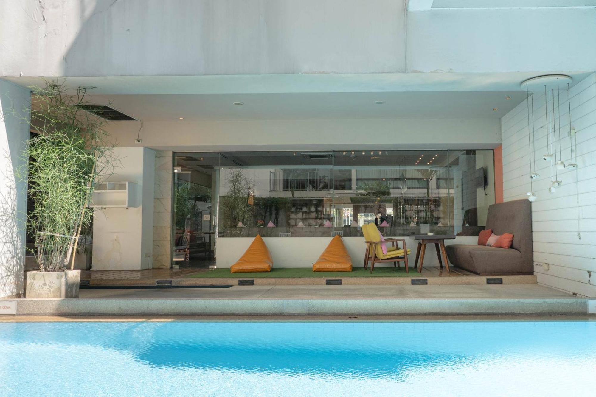 Journeyhub Sukhumvit 26, Bangkok - Formerly St James Hotel Dış mekan fotoğraf