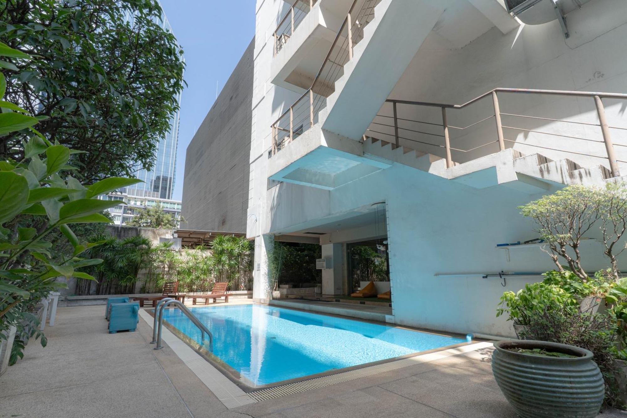 Journeyhub Sukhumvit 26, Bangkok - Formerly St James Hotel Dış mekan fotoğraf