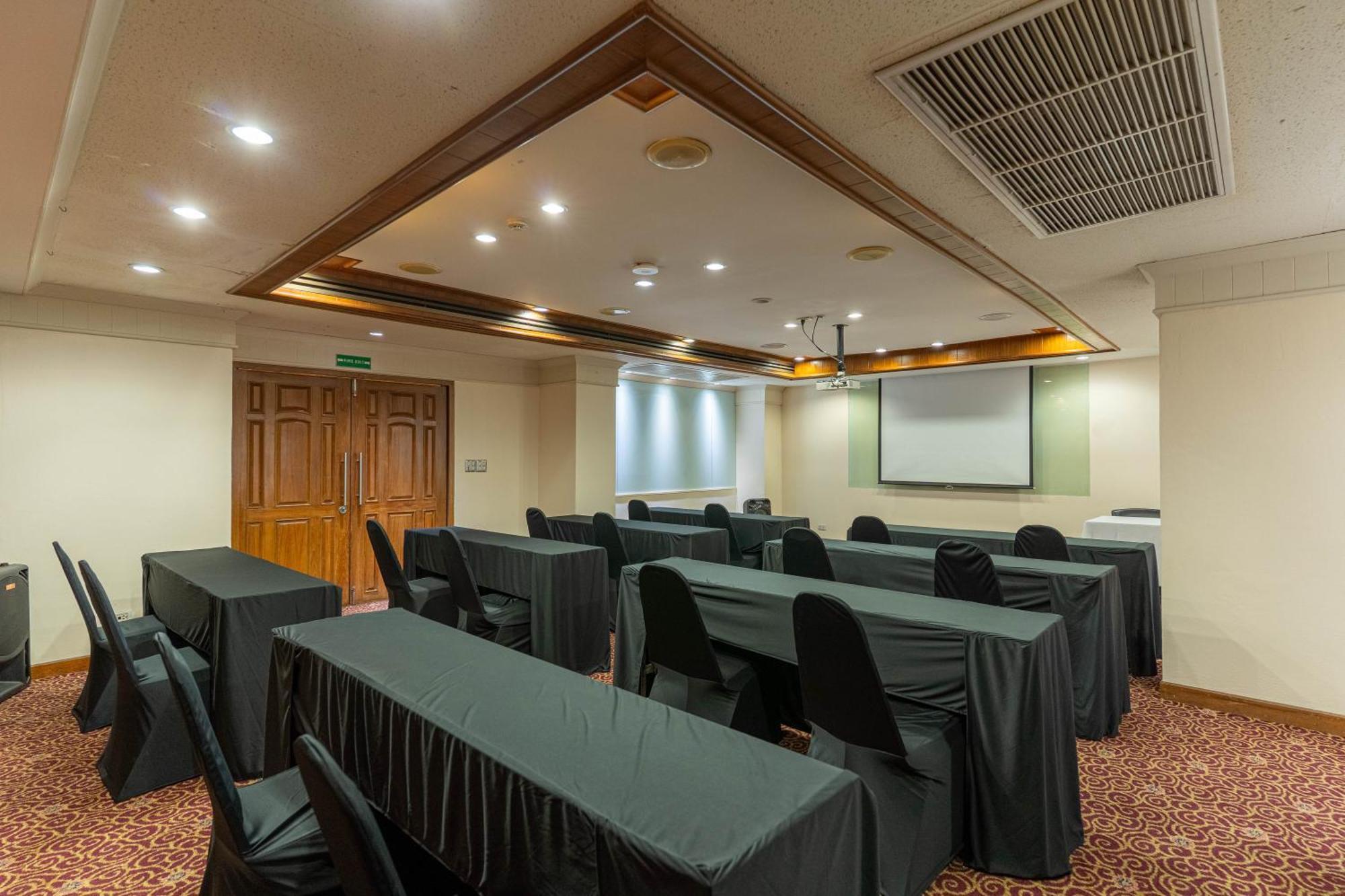 Journeyhub Sukhumvit 26, Bangkok - Formerly St James Hotel Dış mekan fotoğraf