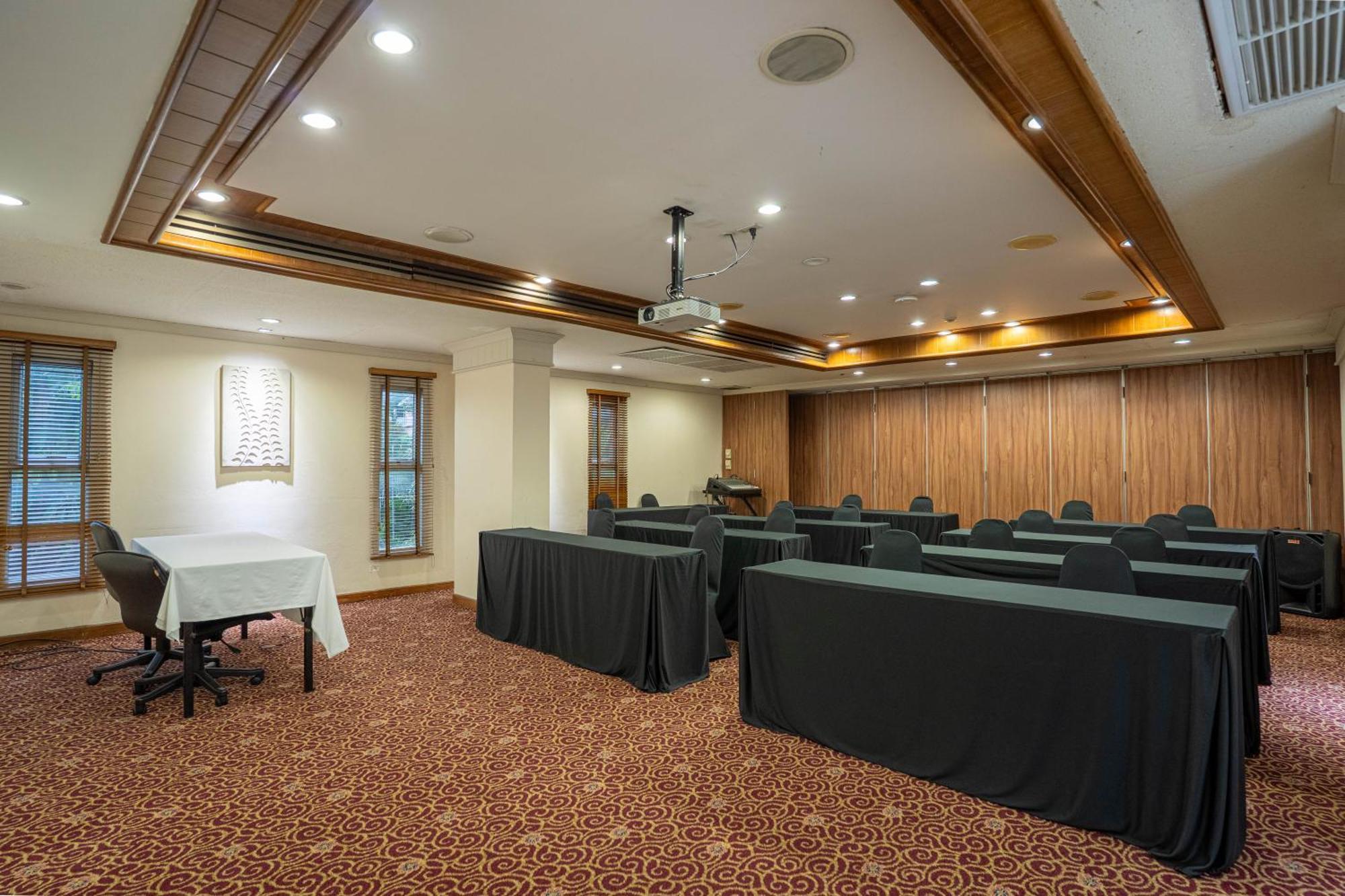 Journeyhub Sukhumvit 26, Bangkok - Formerly St James Hotel Dış mekan fotoğraf