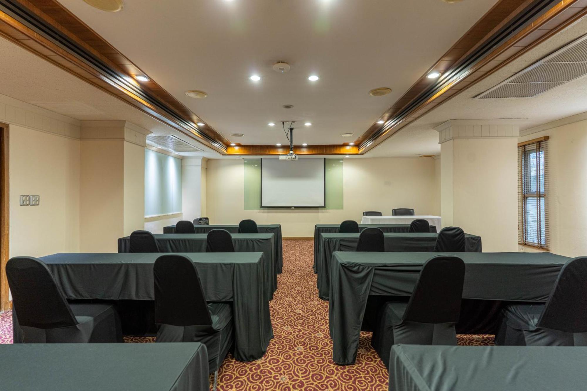 Journeyhub Sukhumvit 26, Bangkok - Formerly St James Hotel Dış mekan fotoğraf