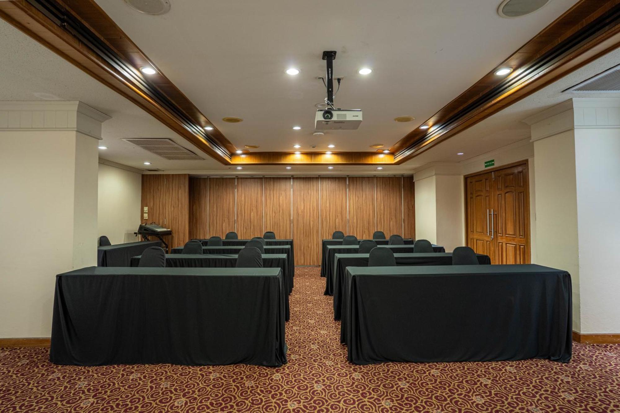 Journeyhub Sukhumvit 26, Bangkok - Formerly St James Hotel Dış mekan fotoğraf