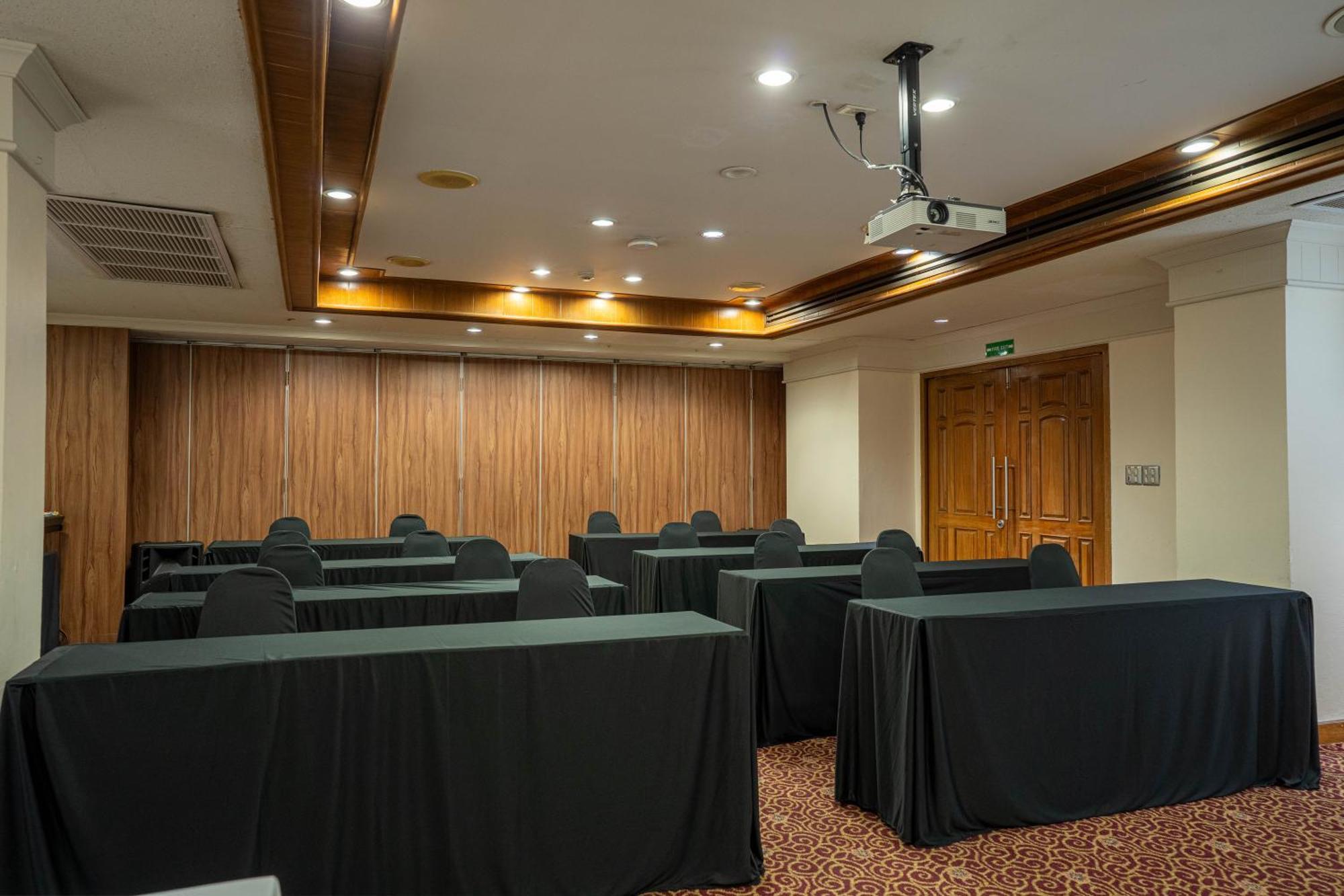 Journeyhub Sukhumvit 26, Bangkok - Formerly St James Hotel Dış mekan fotoğraf