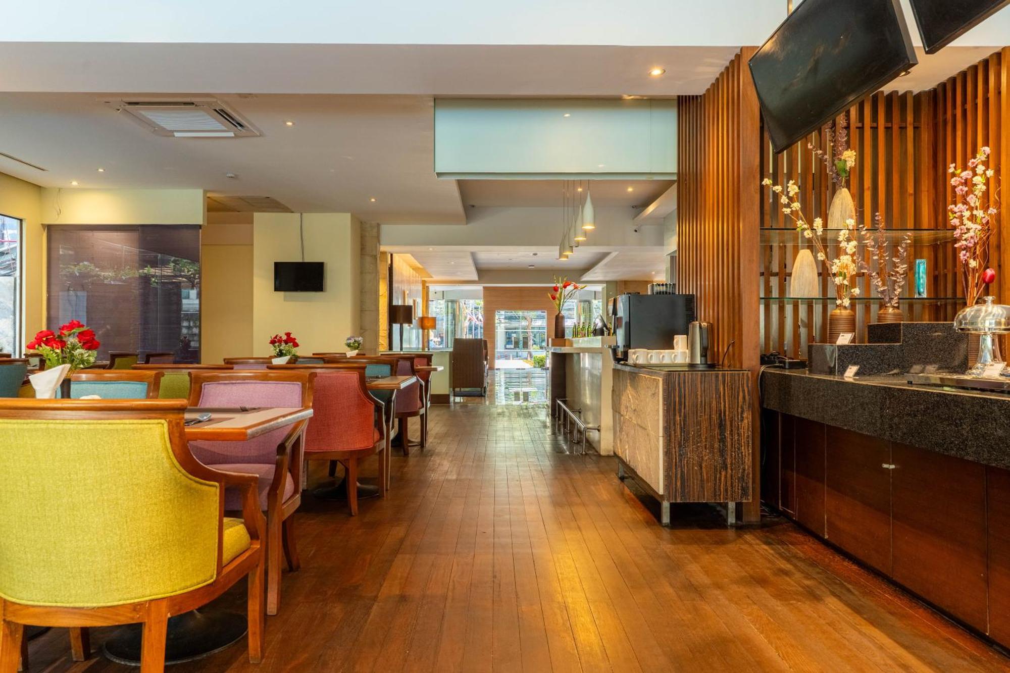 Journeyhub Sukhumvit 26, Bangkok - Formerly St James Hotel Dış mekan fotoğraf