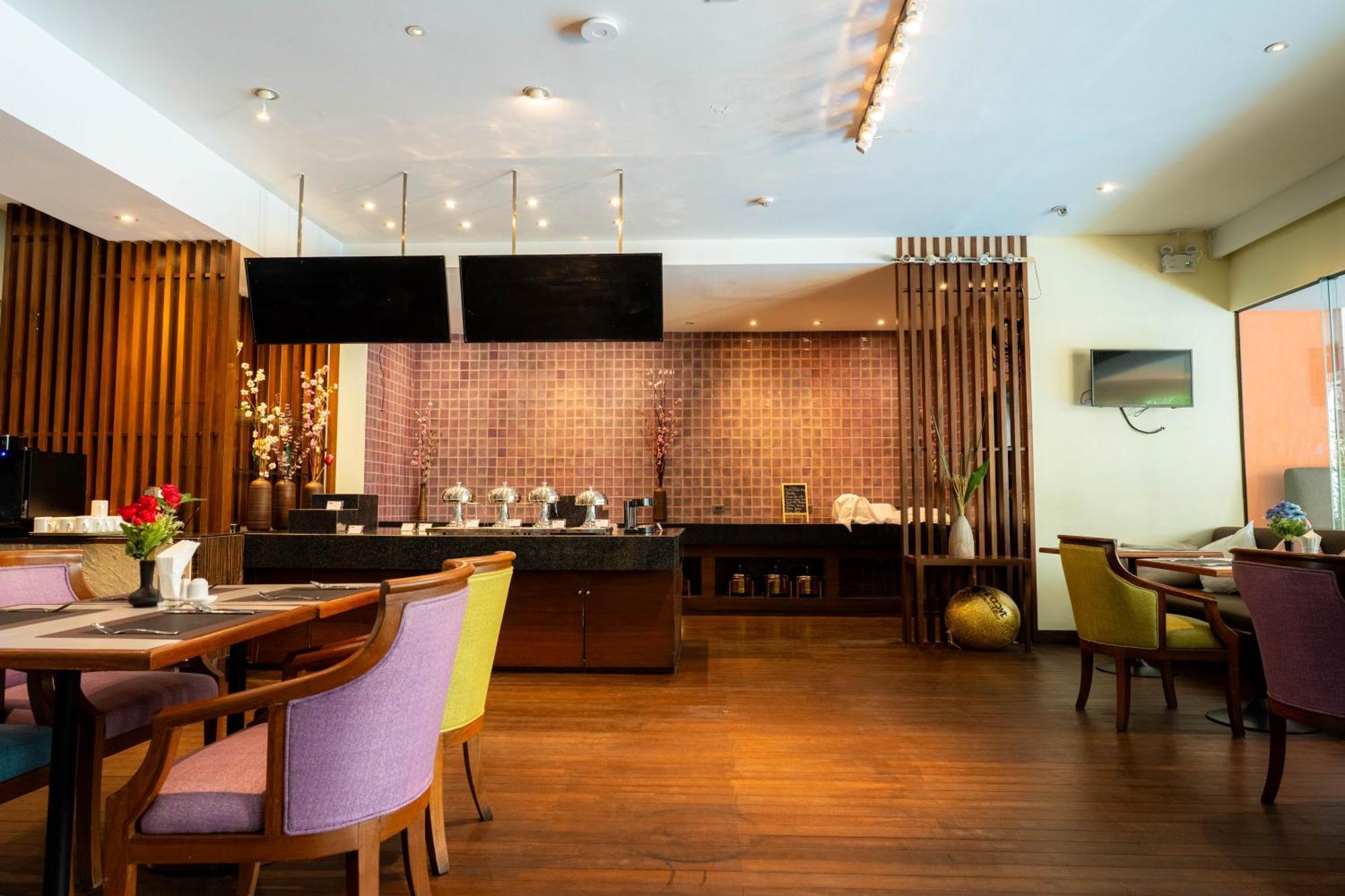 Journeyhub Sukhumvit 26, Bangkok - Formerly St James Hotel Dış mekan fotoğraf