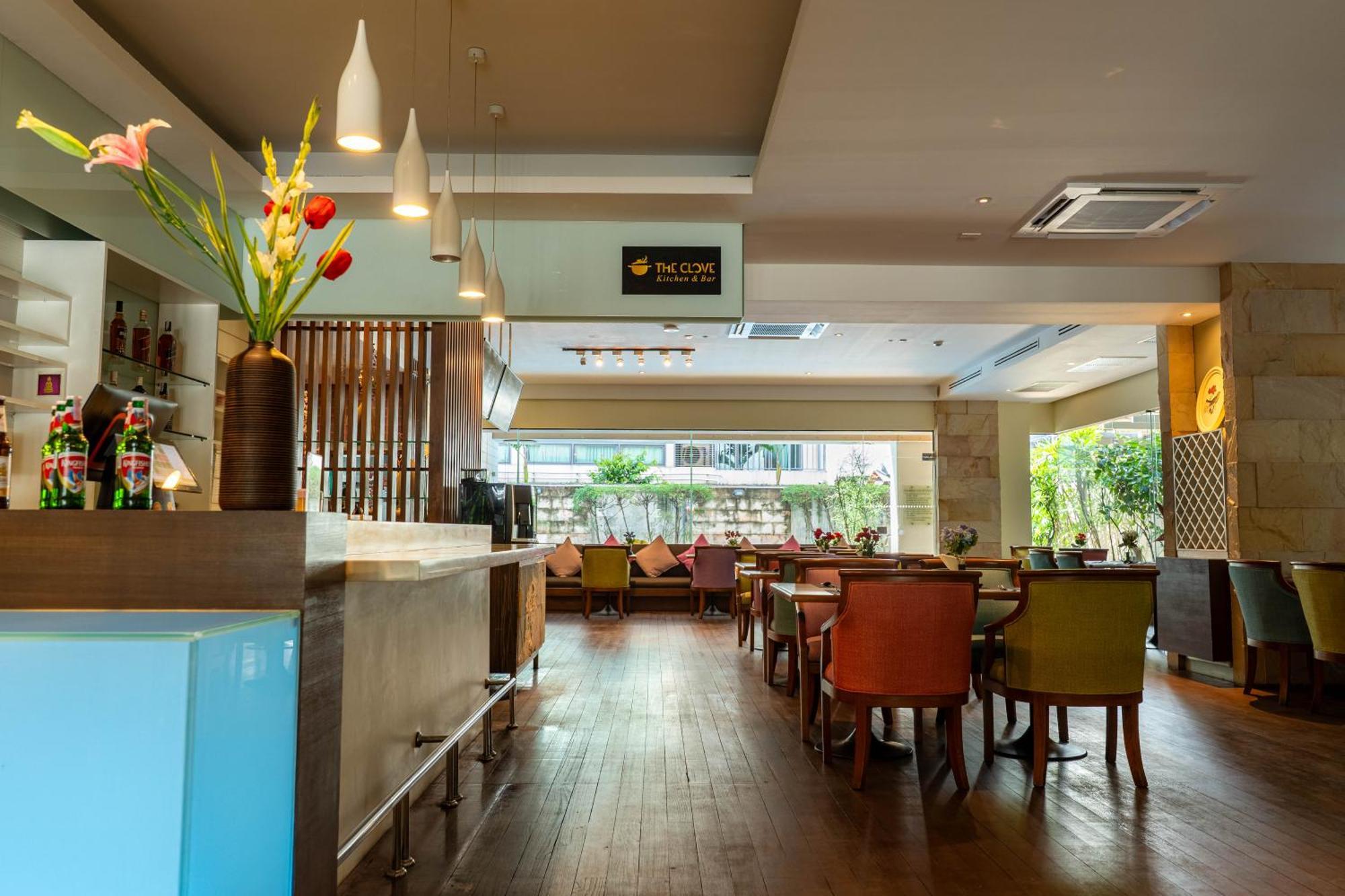 Journeyhub Sukhumvit 26, Bangkok - Formerly St James Hotel Dış mekan fotoğraf